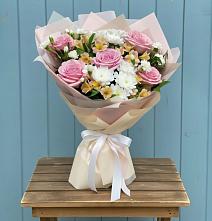 Букет цветов из:  Гвоздики, Орхидеи и Розы в Новомосковске