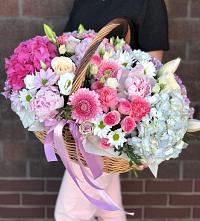 Композиция солнечный день в Новомосковске Цветочная композиция из Розы, Хризантемы, Пионы и Лизиантусы в корзине в Новомосковске