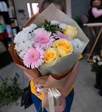 Букет цветов из:  Герберы, Розы и Хризантемы в Новомосковске