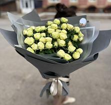 Букет Белые кустовые розы Солинеро в Новомосковске