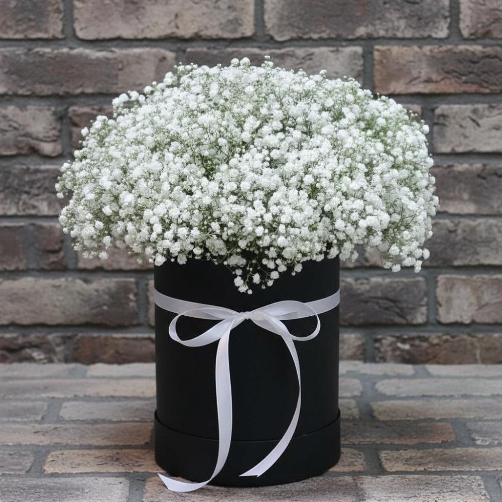 Цветочная композиция из Гипсофила в шляпной коробке в Новомосковске