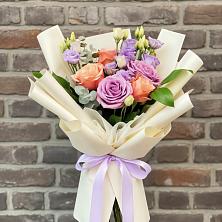 Букет цветов из:  Лизиантусы и Розы в Новомосковске