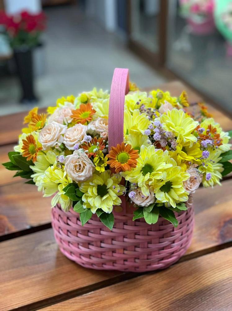 Цветочная композиция из Хризантемы и Розы в корзине в Новомосковске