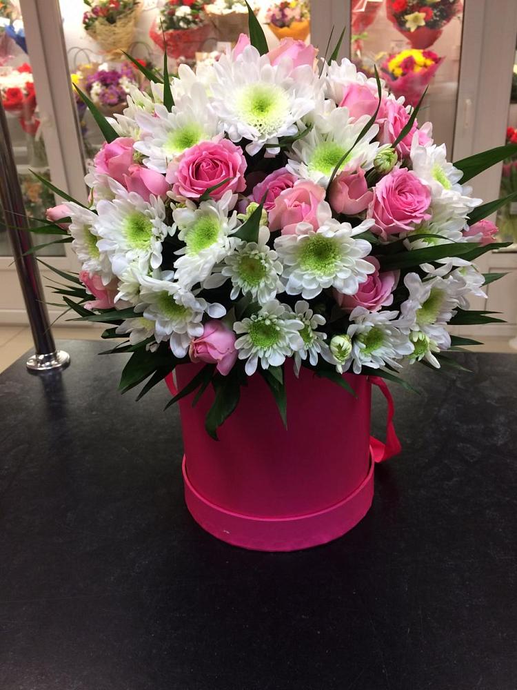 Цветочная композиция из Розы и Хризантемы в шляпной коробке в Новомосковске