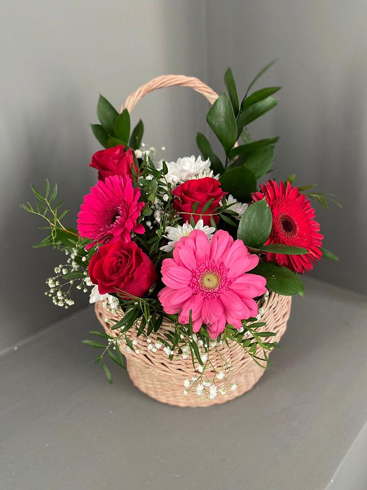 Цветочная композиция из Розы, Хризантемы и Герберы в корзине в Новомосковске