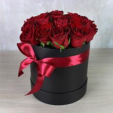 Цветочная композиция из Розы в шляпной коробке в Новомосковске