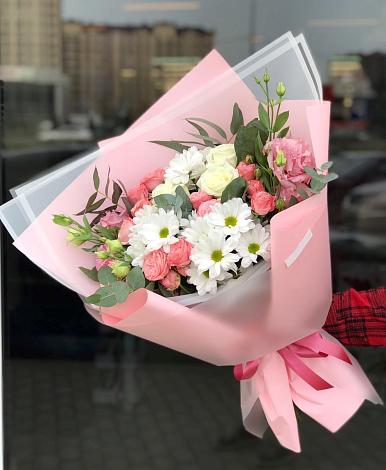 Букет цветов из: Розы, Лизиантусы и Хризантемы в Новомосковске