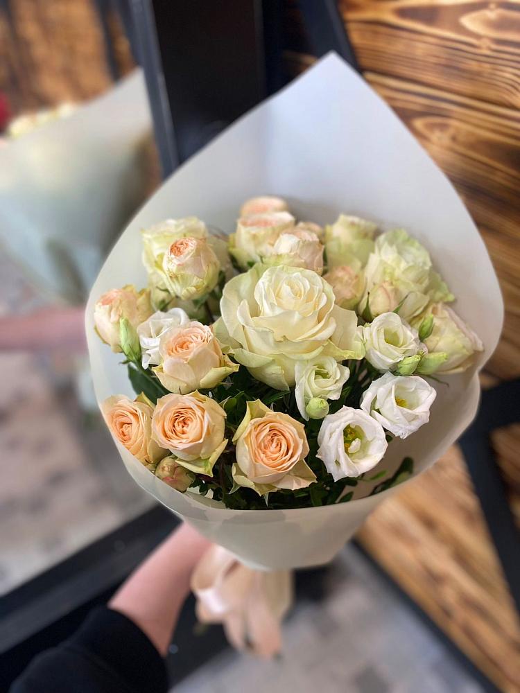 Букет цветов из: Розы и Лизиантусы в Новомосковске